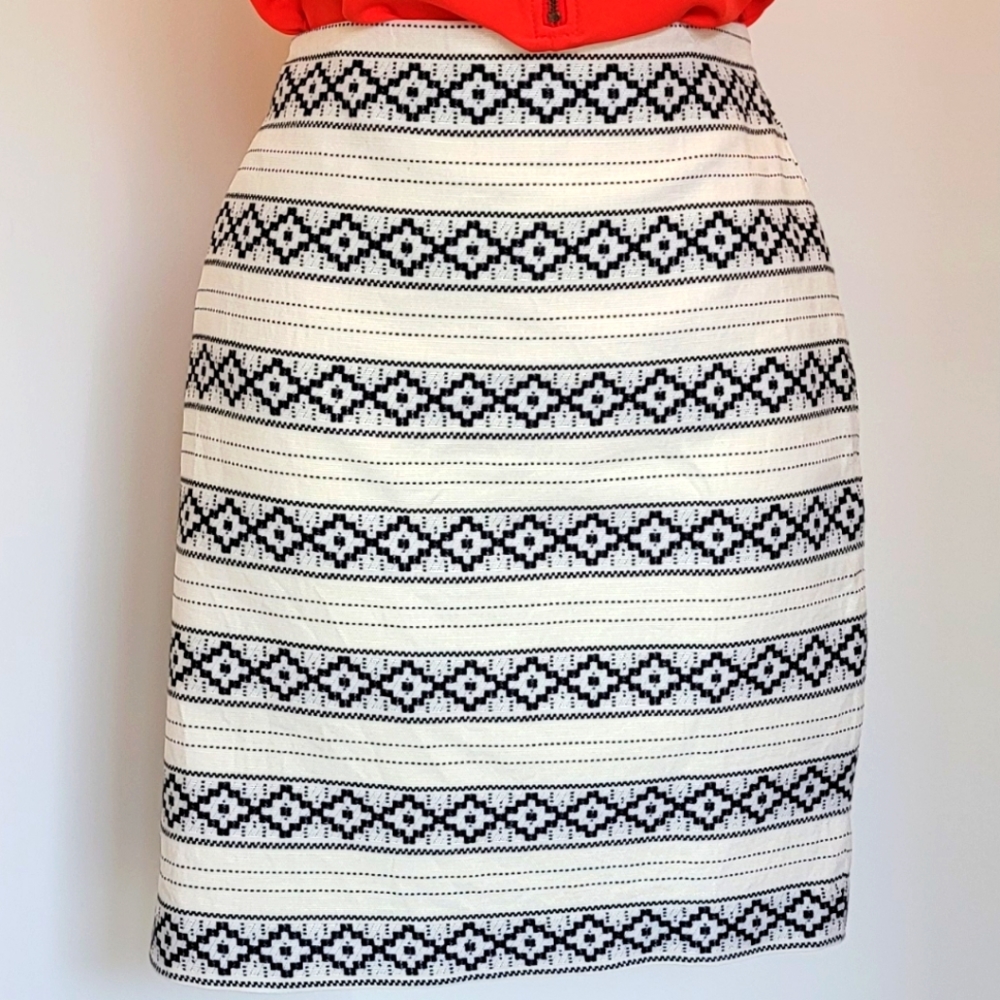 Ann Taylor Aztec Black/Cream Pencil Skirt Sz: 4P